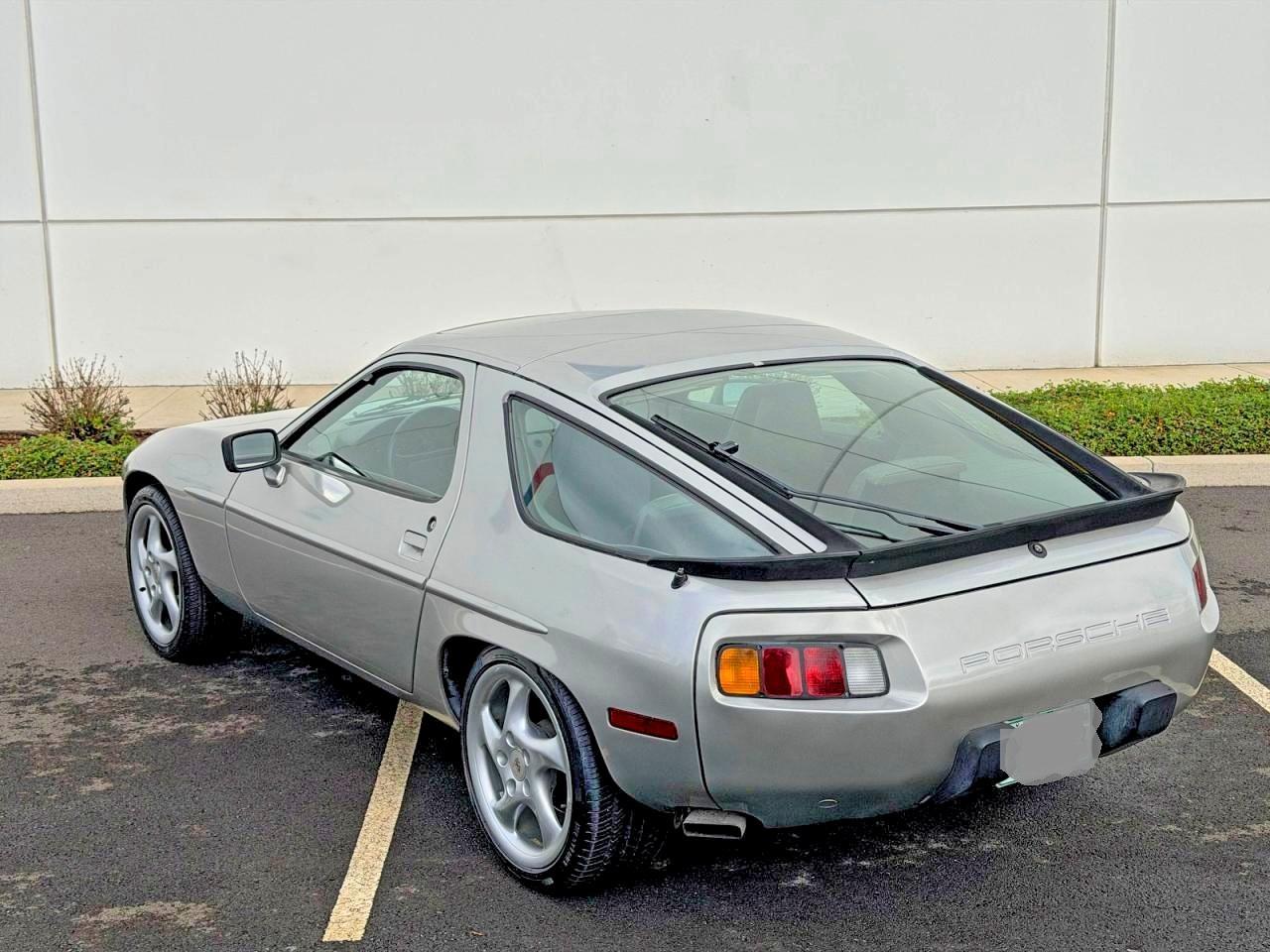 1982 PORSCHE 928
