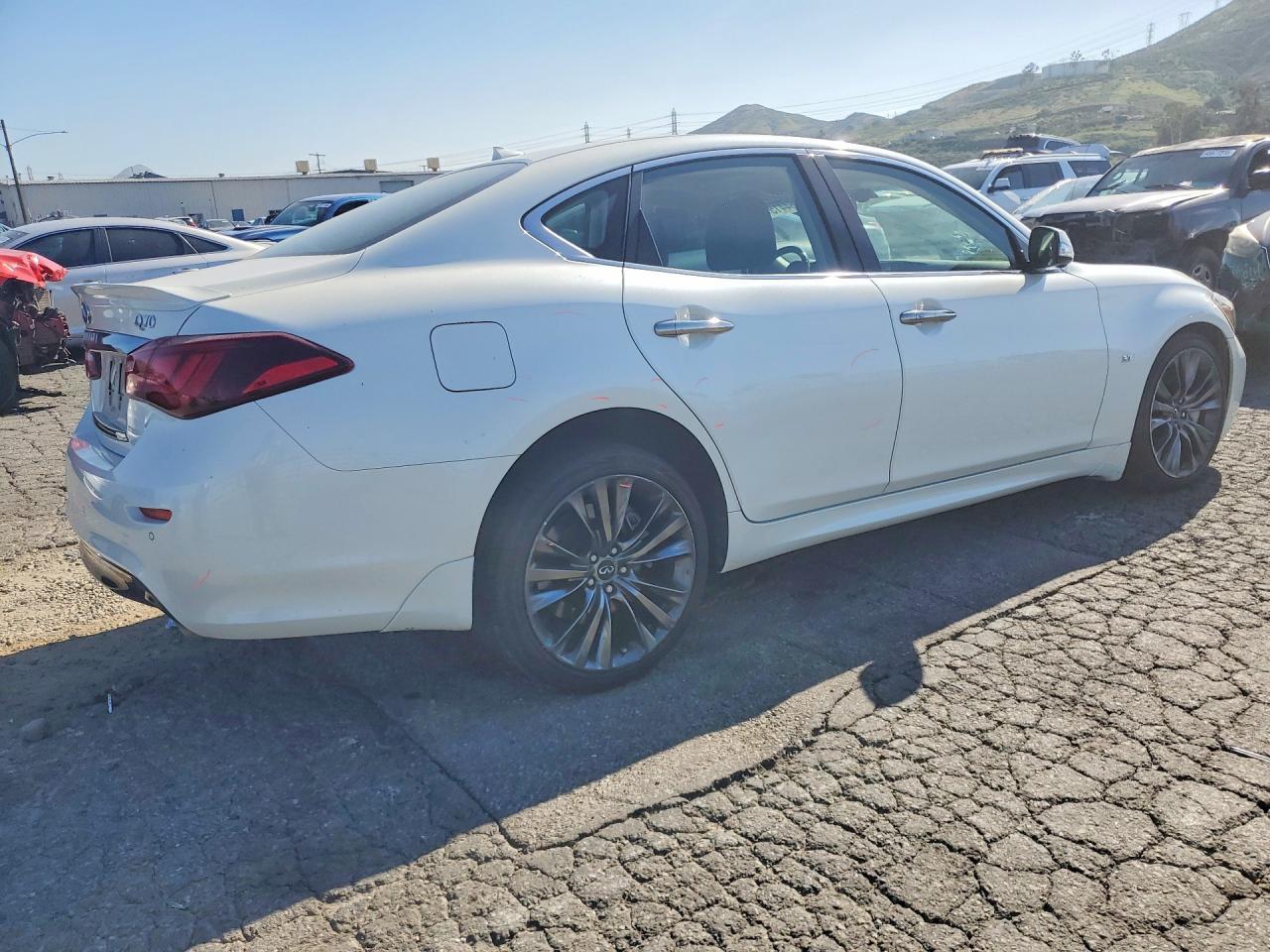 2016 INFINITI Q70