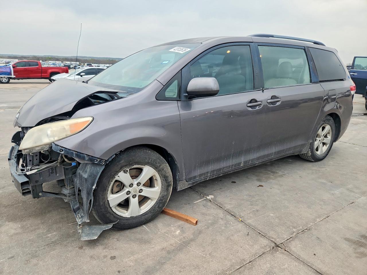 2012 TOYOTA SIENNA