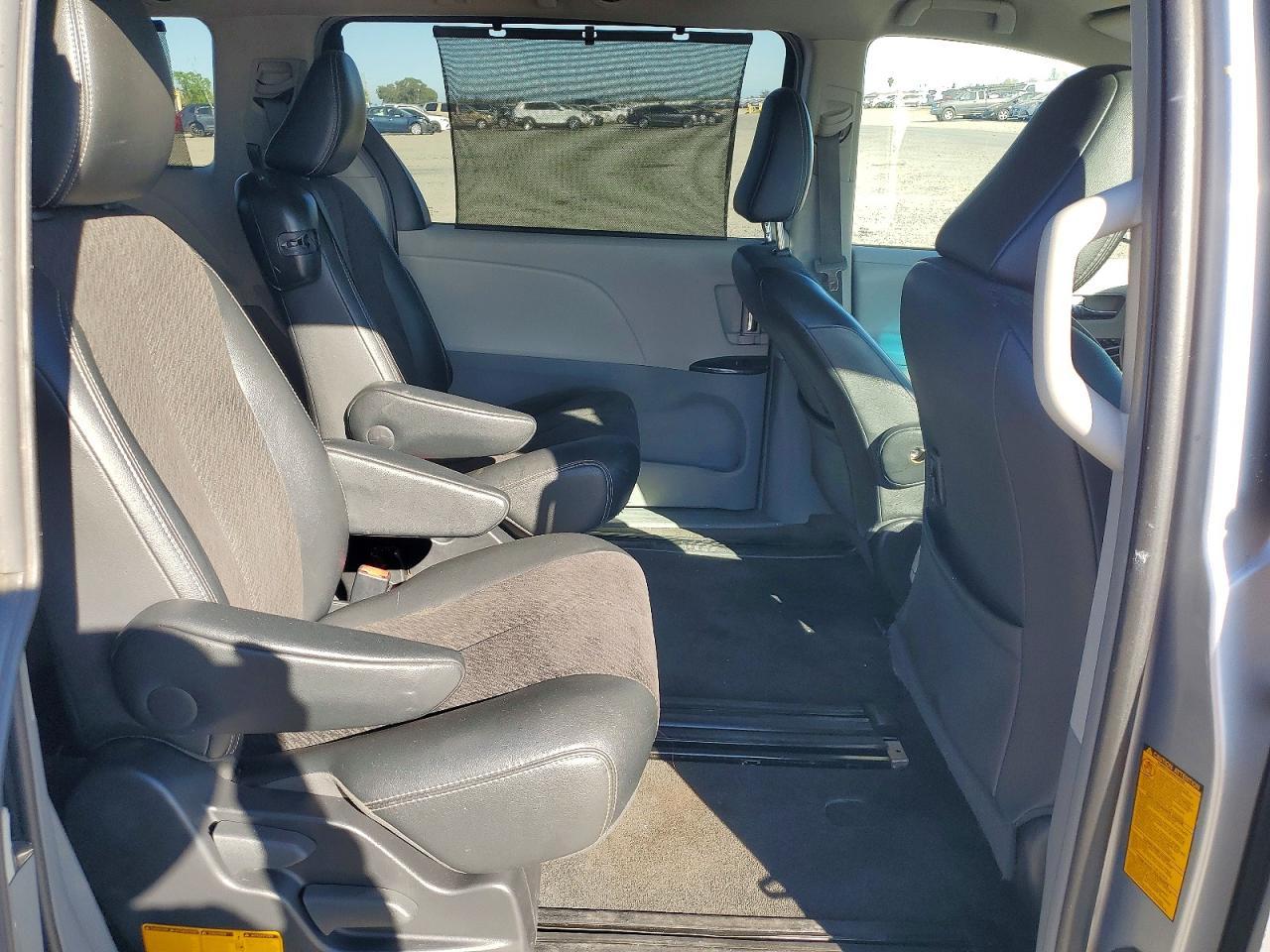 2012 TOYOTA SIENNA