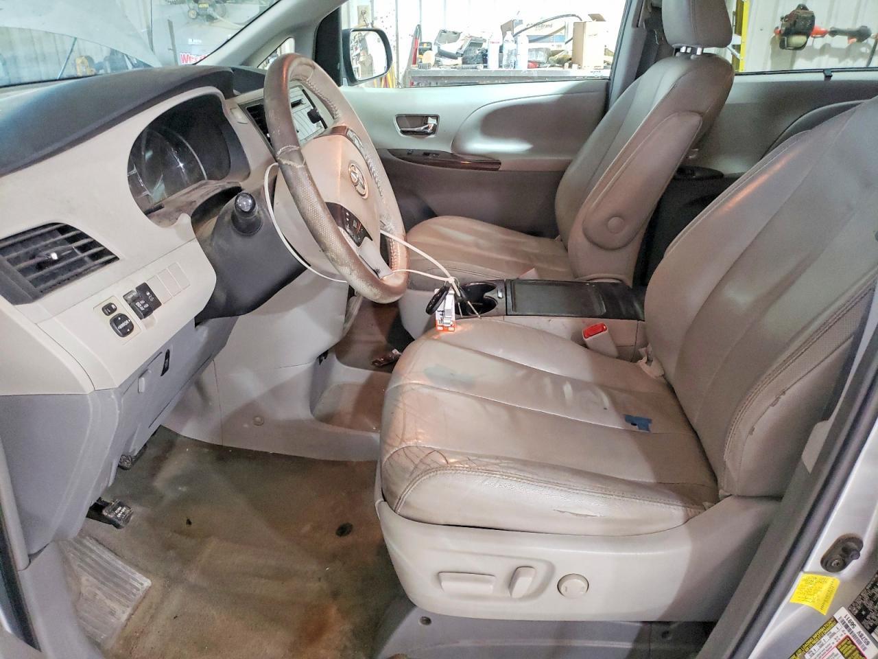 2013 TOYOTA SIENNA