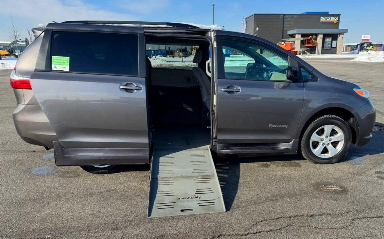 2016 TOYOTA SIENNA