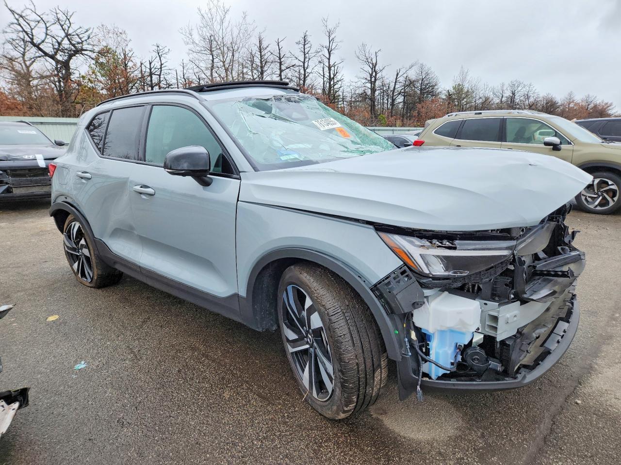 2024 VOLVO XC40