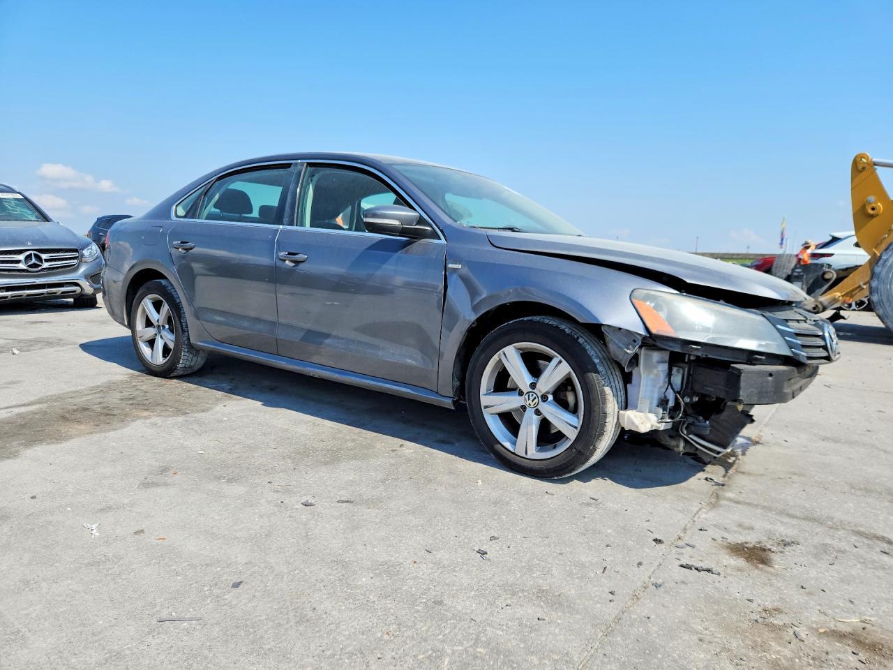 2014 VOLKSWAGEN Passat