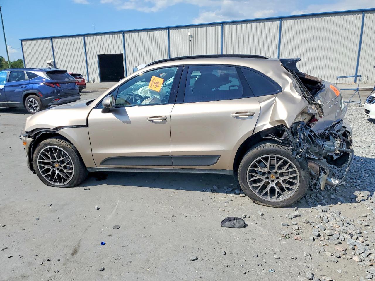 2016 PORSCHE Macan