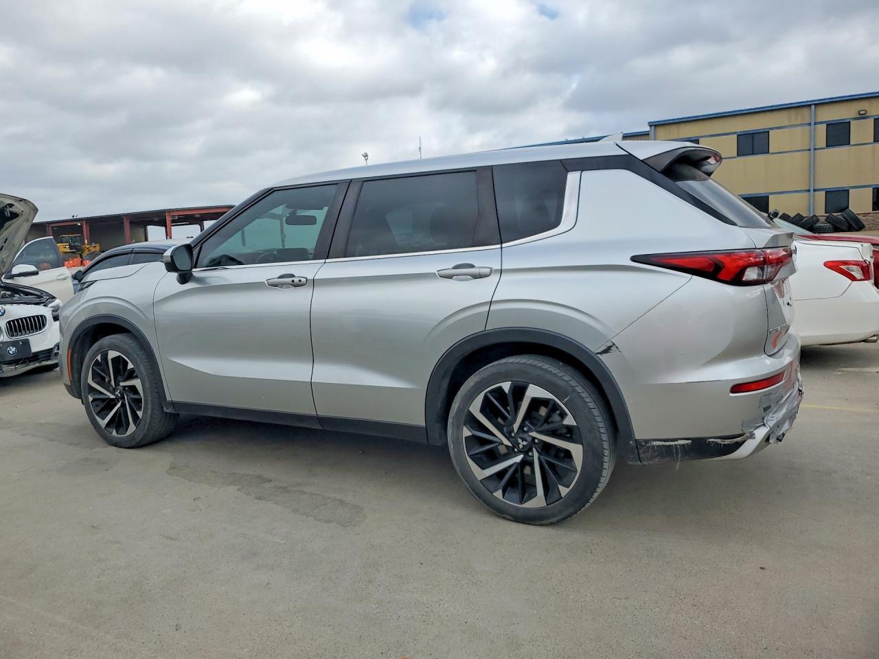 2023 MITSUBISHI outlander