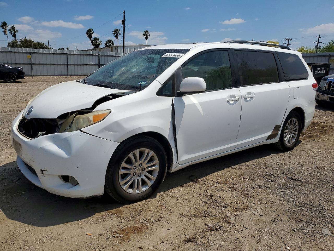 2011 TOYOTA SIENNA