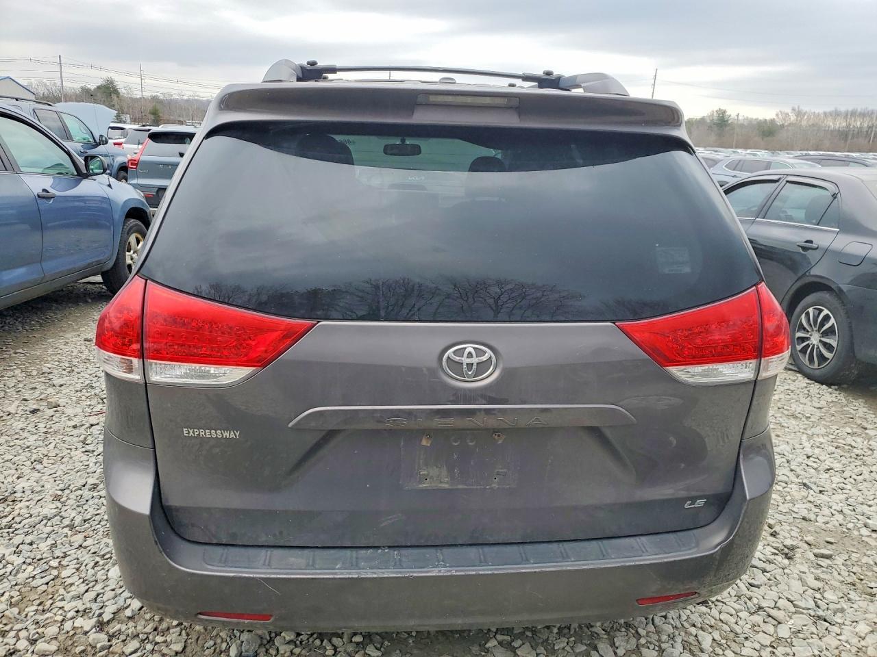2011 TOYOTA SIENNA