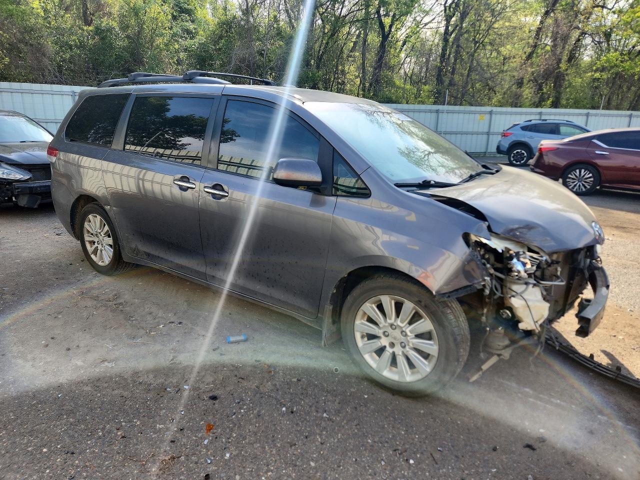 2011 TOYOTA SIENNA