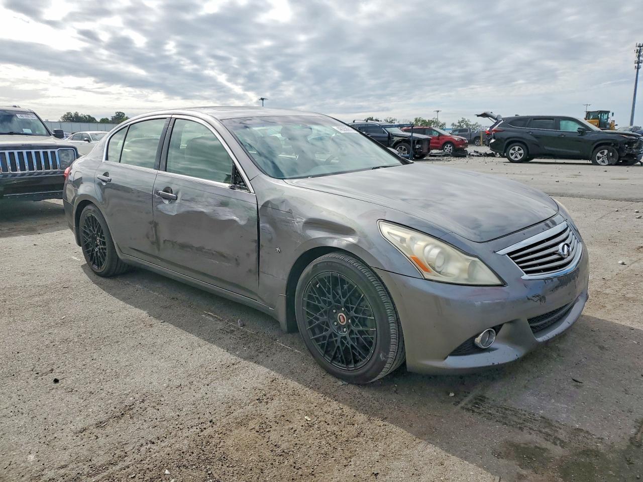 2015 INFINITI Q40