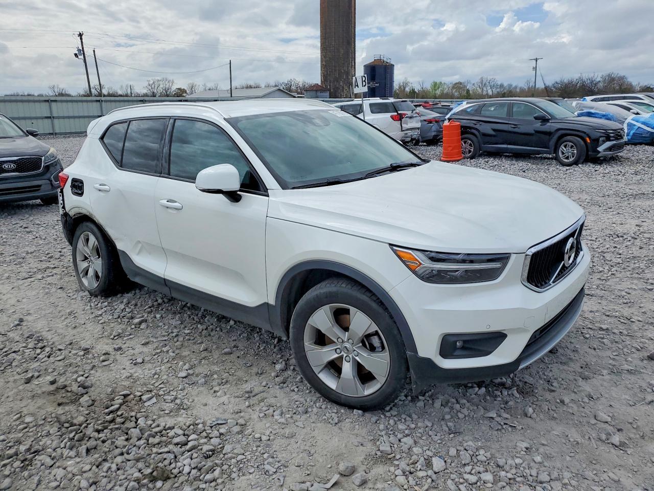 2022 VOLVO XC40