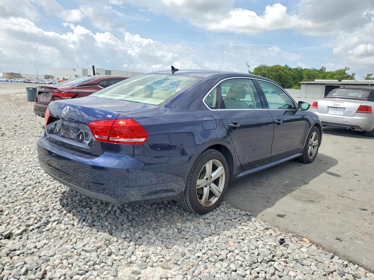 2012 VOLKSWAGEN Passat