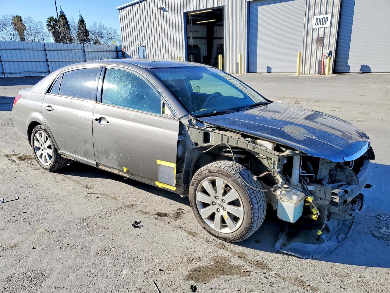 2005 TOYOTA Avalon