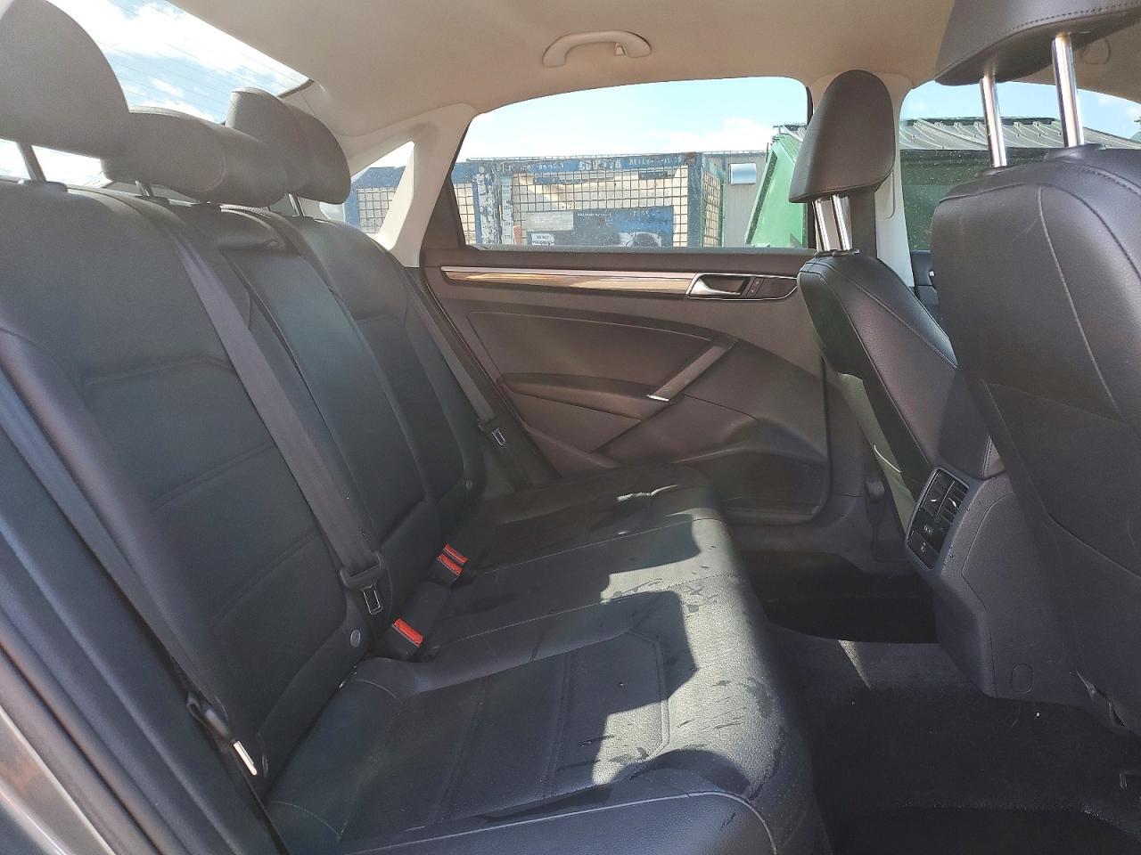 2017 VOLKSWAGEN Passat