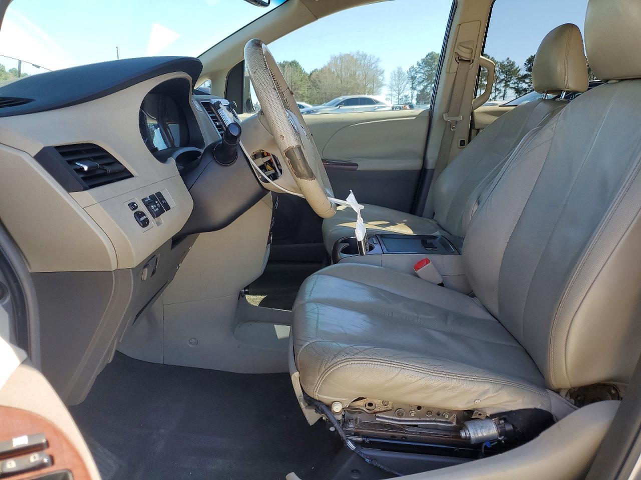 2011 TOYOTA SIENNA