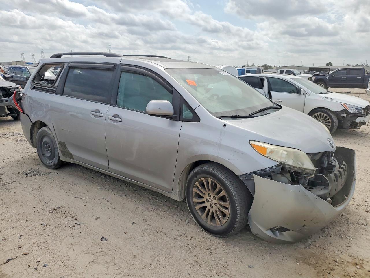 2011 TOYOTA SIENNA