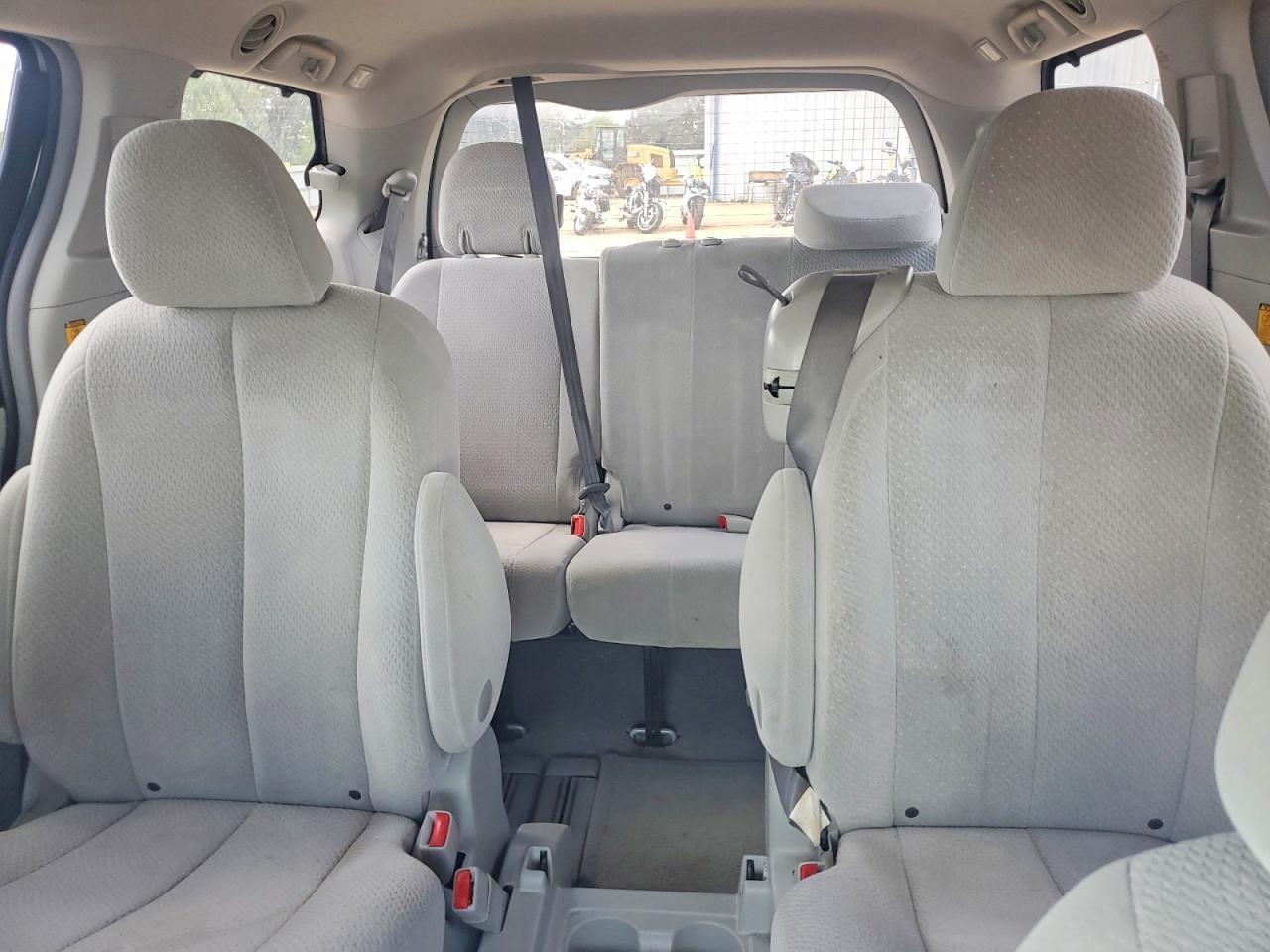 2011 TOYOTA SIENNA