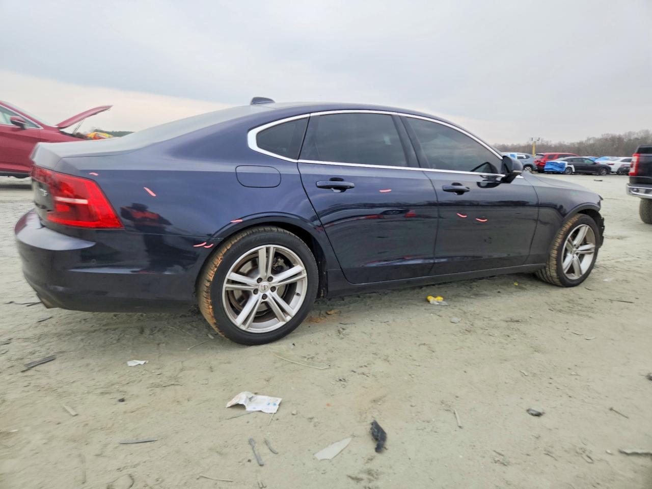 2017 VOLVO S90