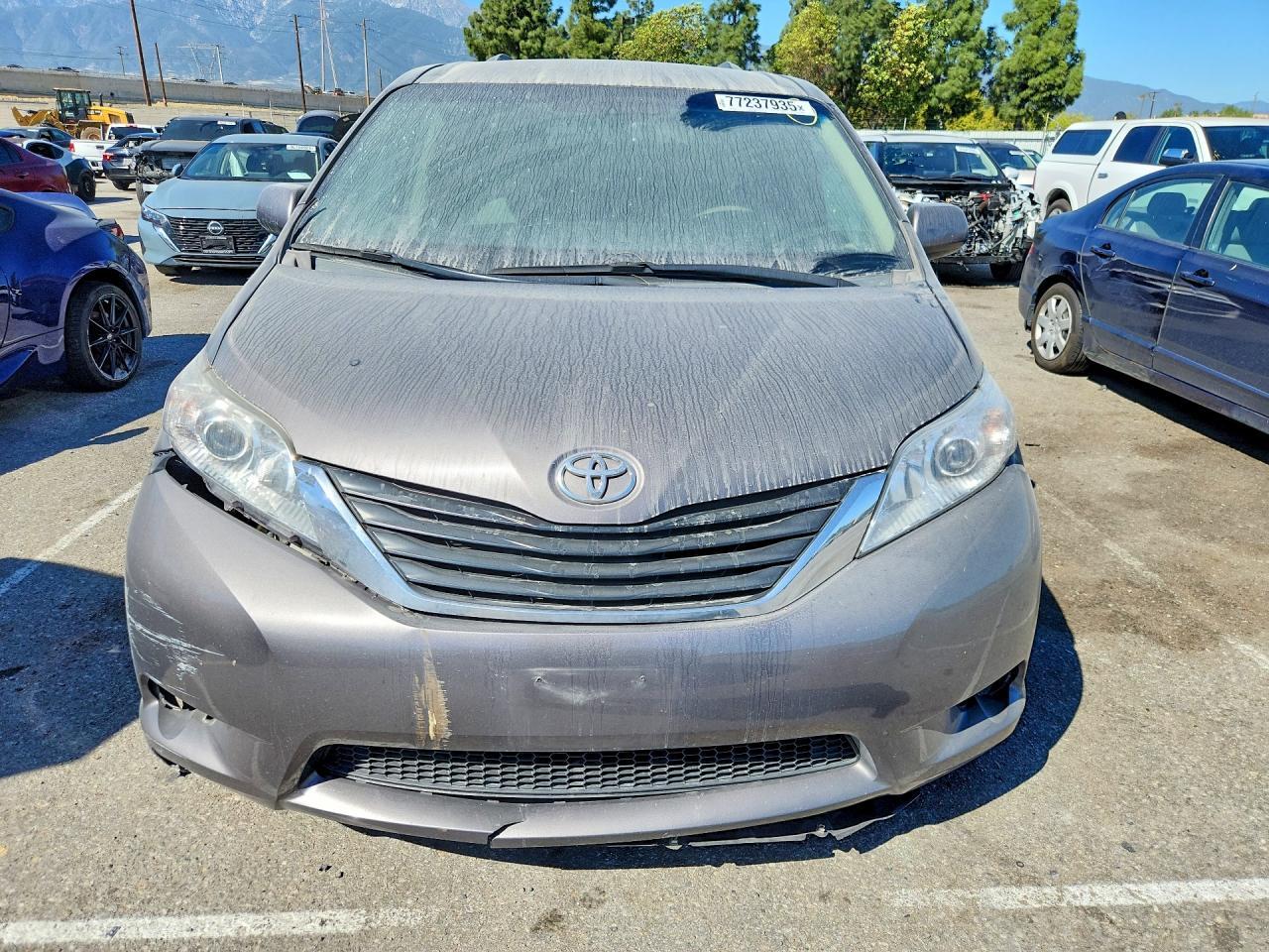 2011 TOYOTA SIENNA