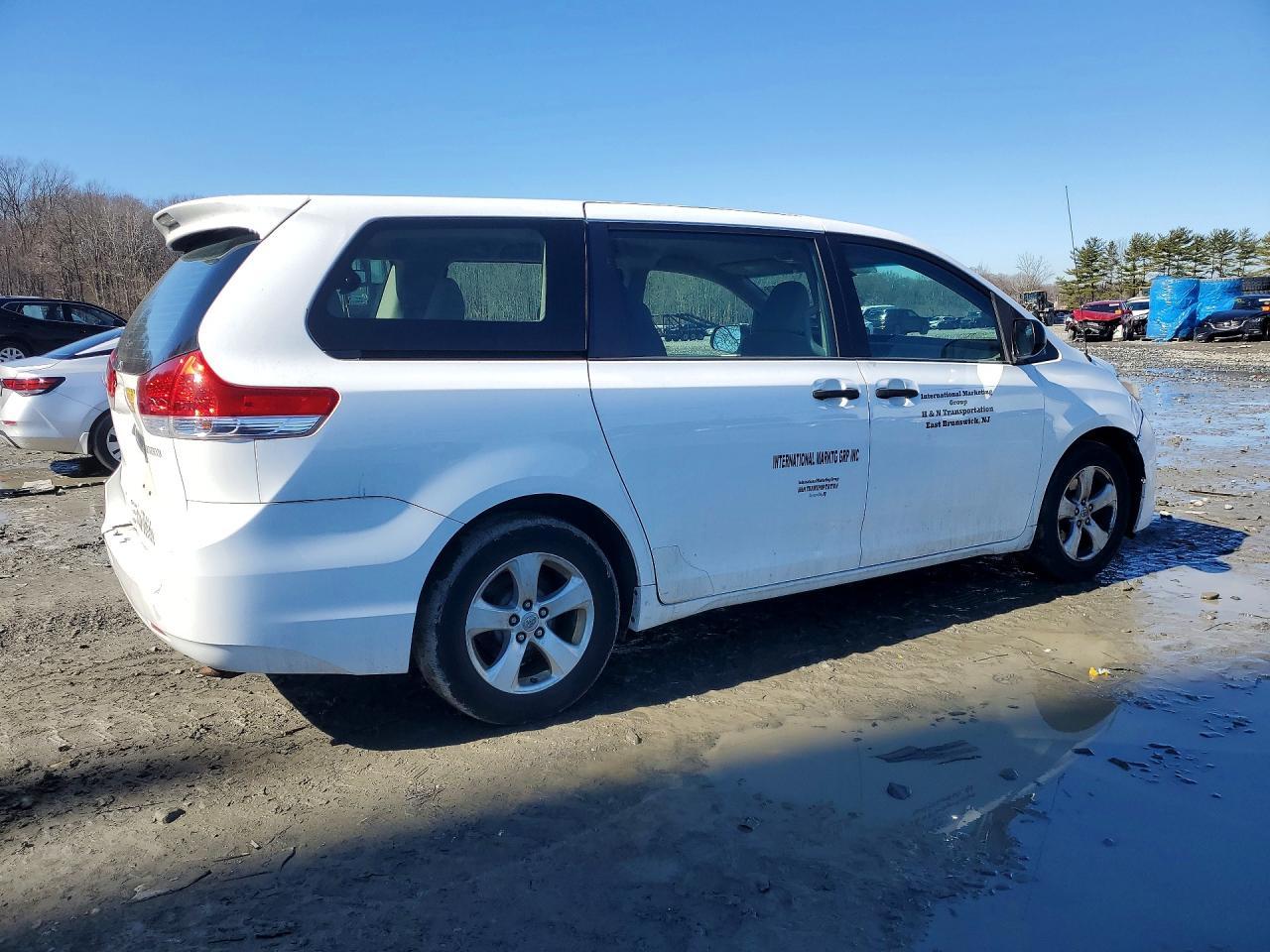 2014 TOYOTA SIENNA