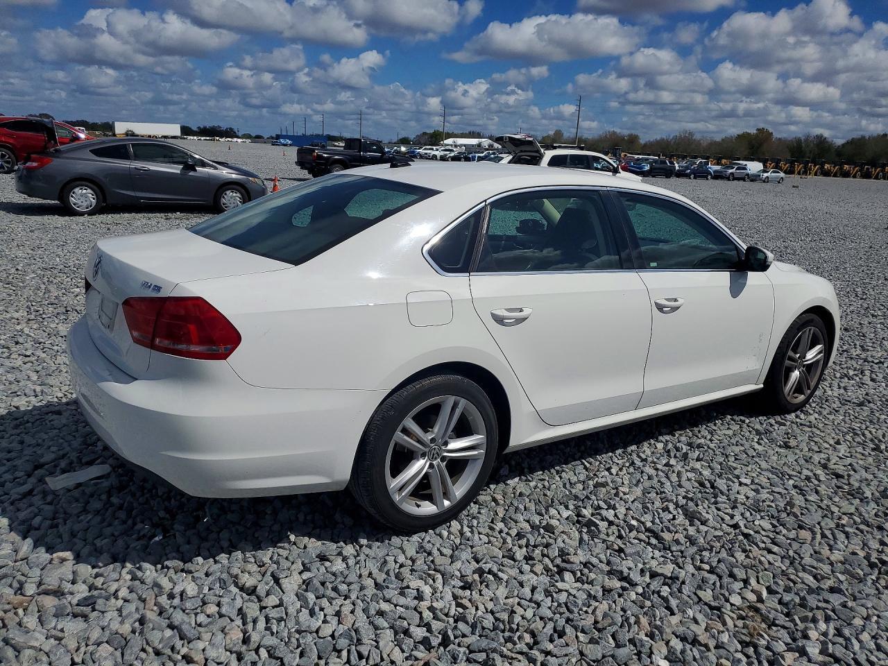 2015 VOLKSWAGEN Passat