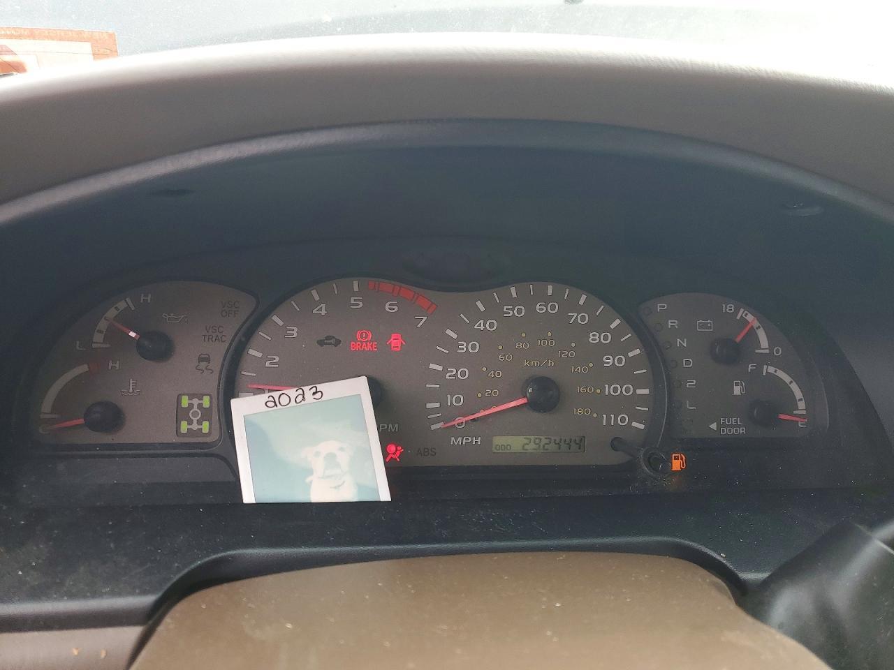 2004 TOYOTA Sequoia