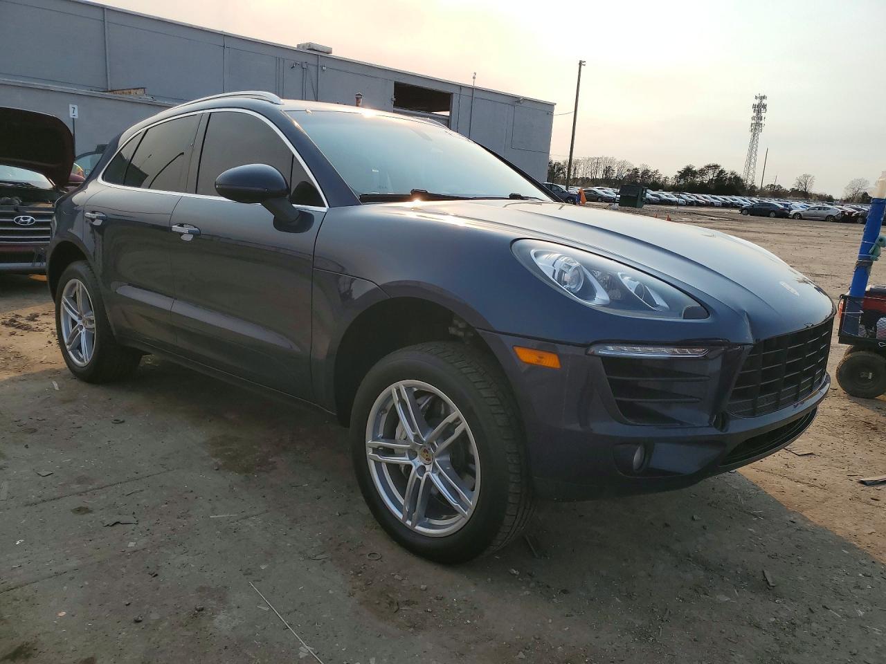 2015 PORSCHE Macan