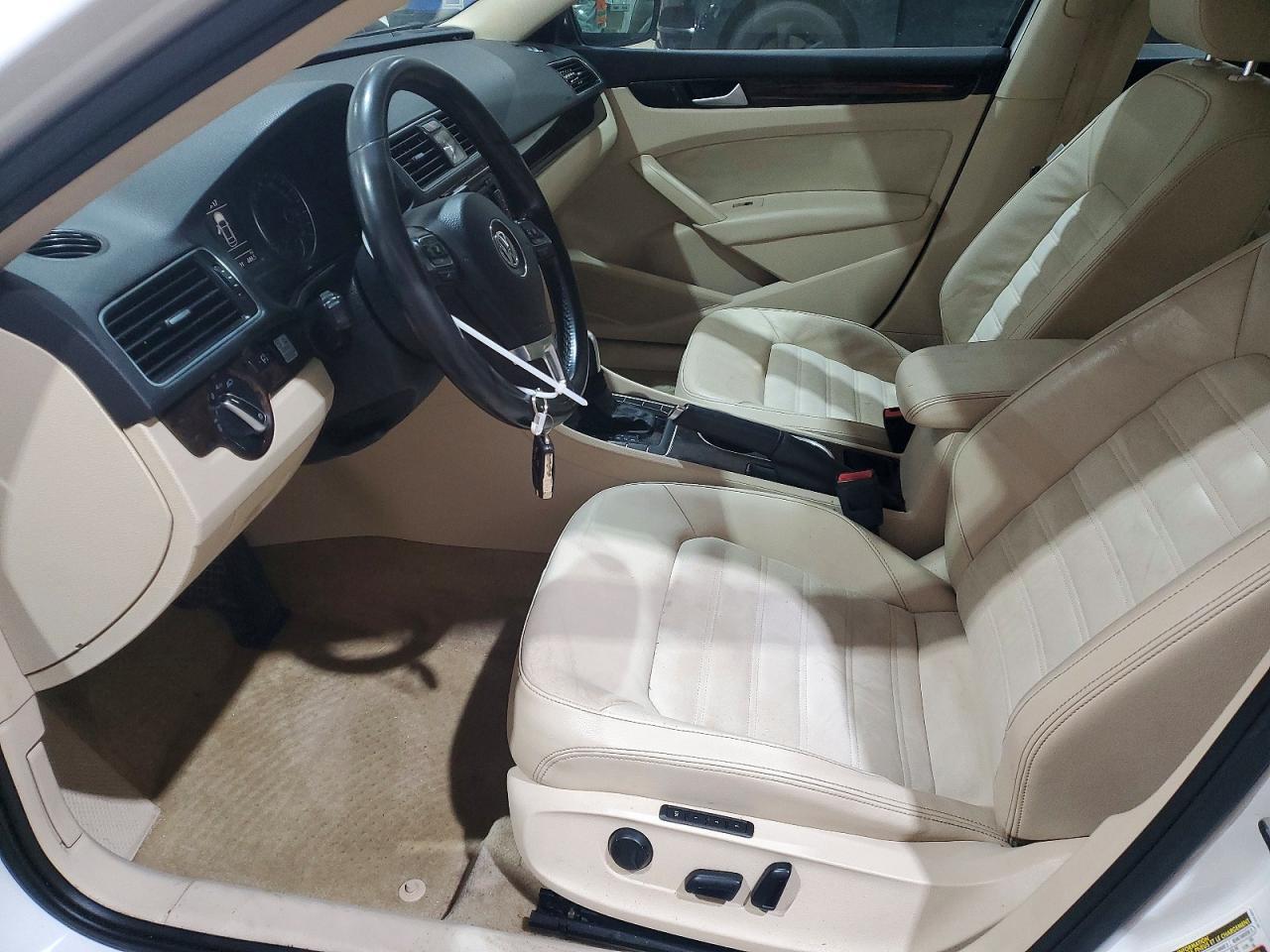 2015 VOLKSWAGEN Passat