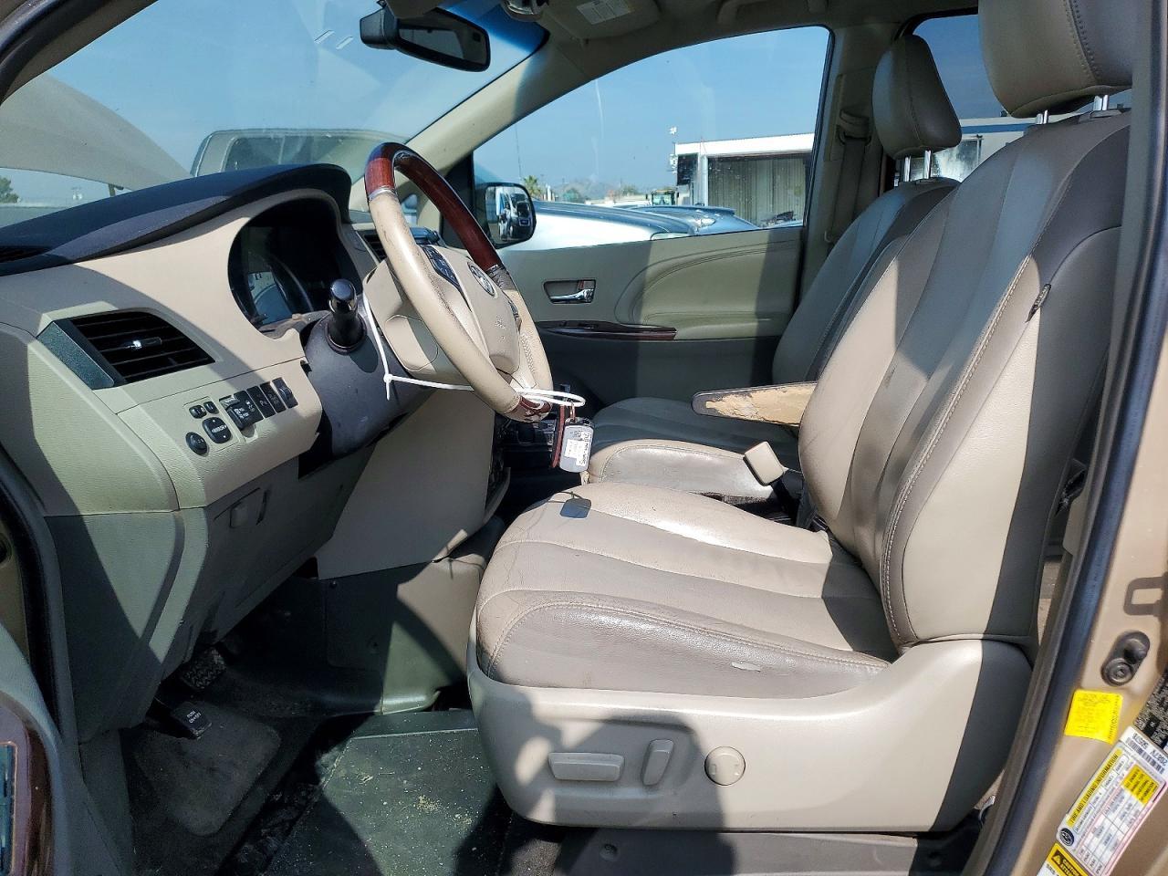 2013 TOYOTA SIENNA