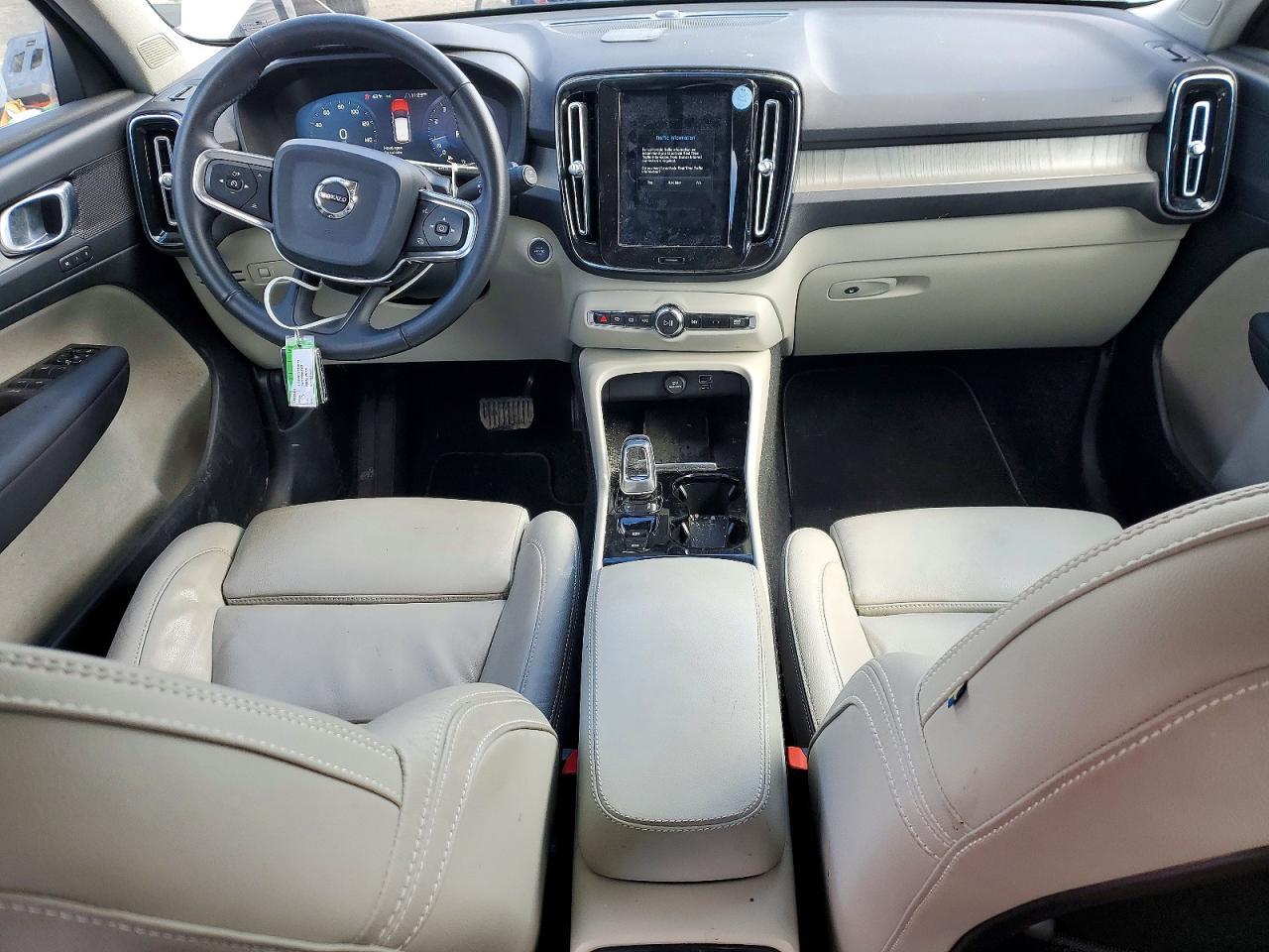 2020 VOLVO XC40