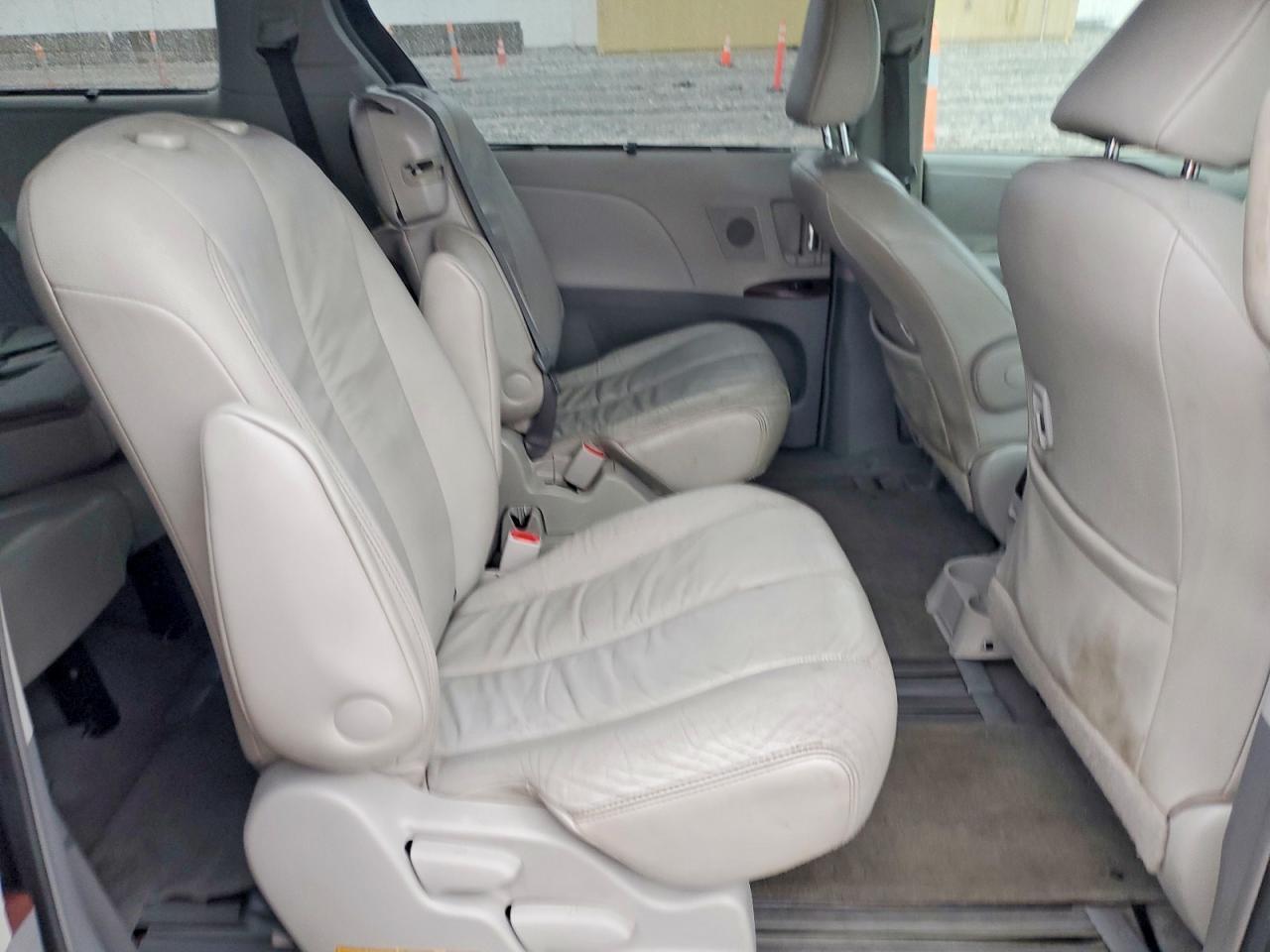 2011 TOYOTA SIENNA