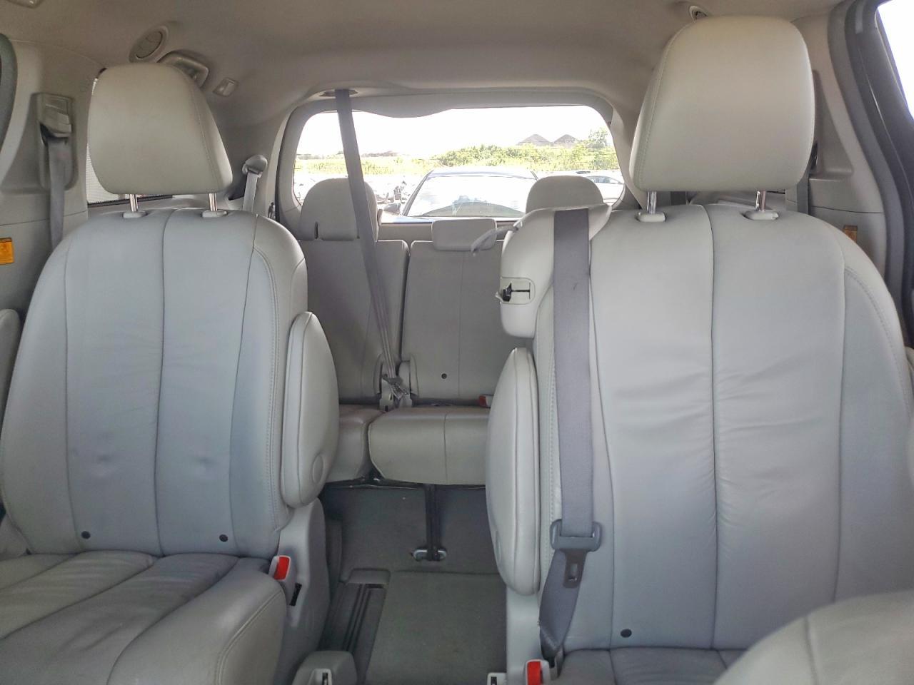 2011 TOYOTA SIENNA