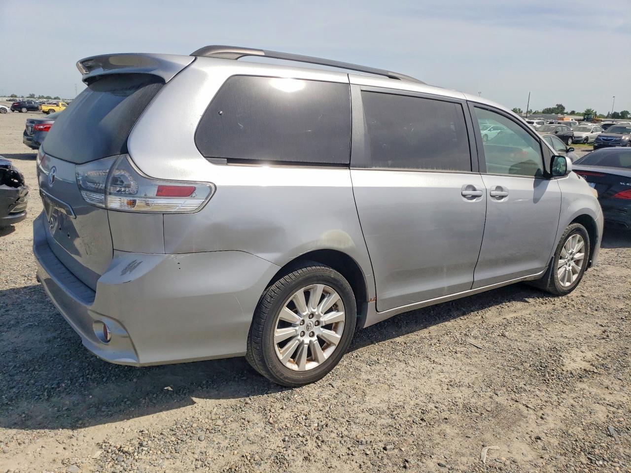 2012 TOYOTA SIENNA