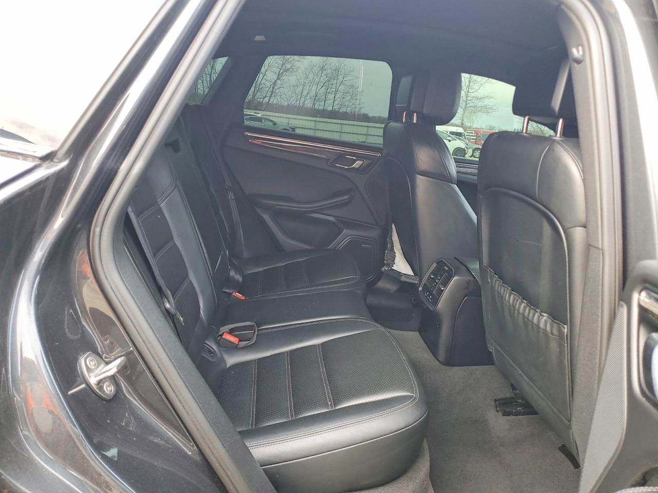 2017 PORSCHE Macan