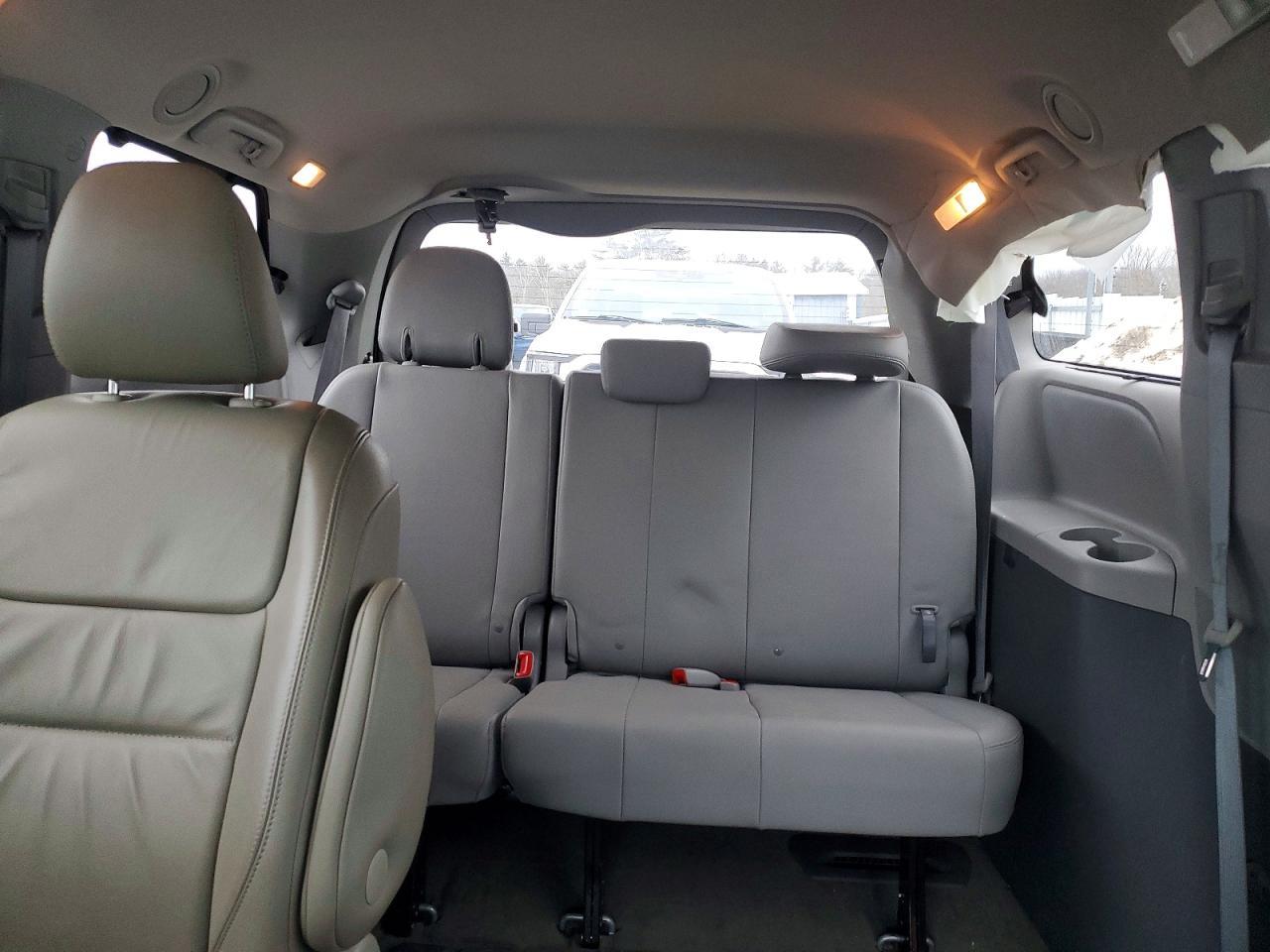 2016 TOYOTA SIENNA
