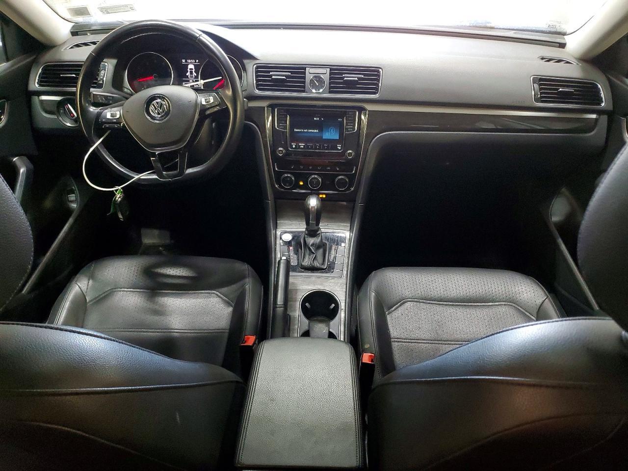 2017 VOLKSWAGEN Passat