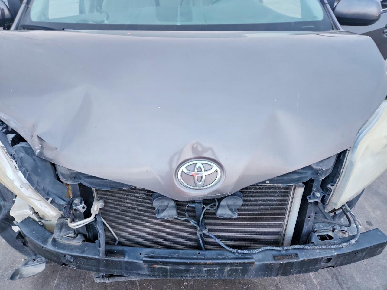 2012 TOYOTA SIENNA
