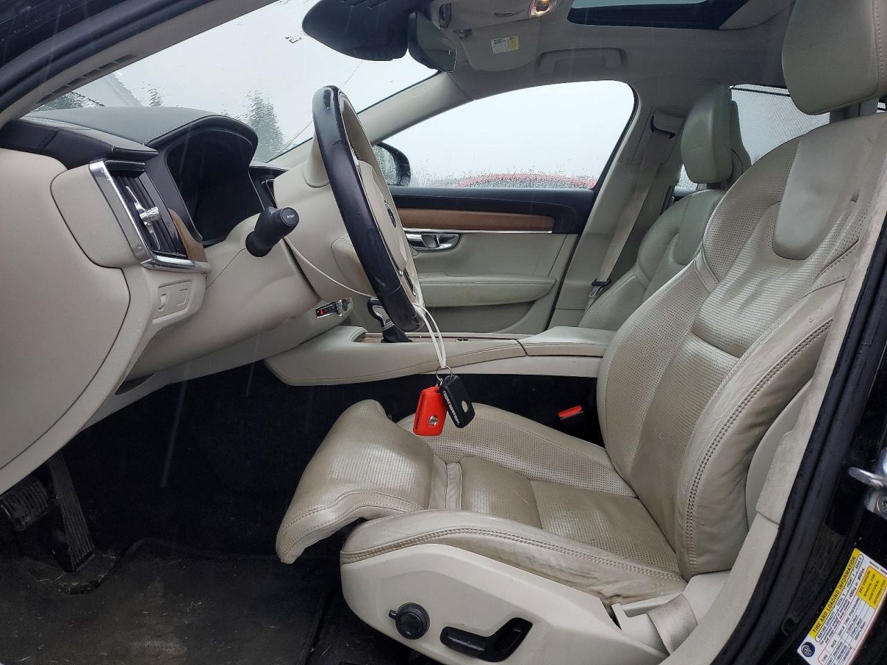2017 VOLVO S90