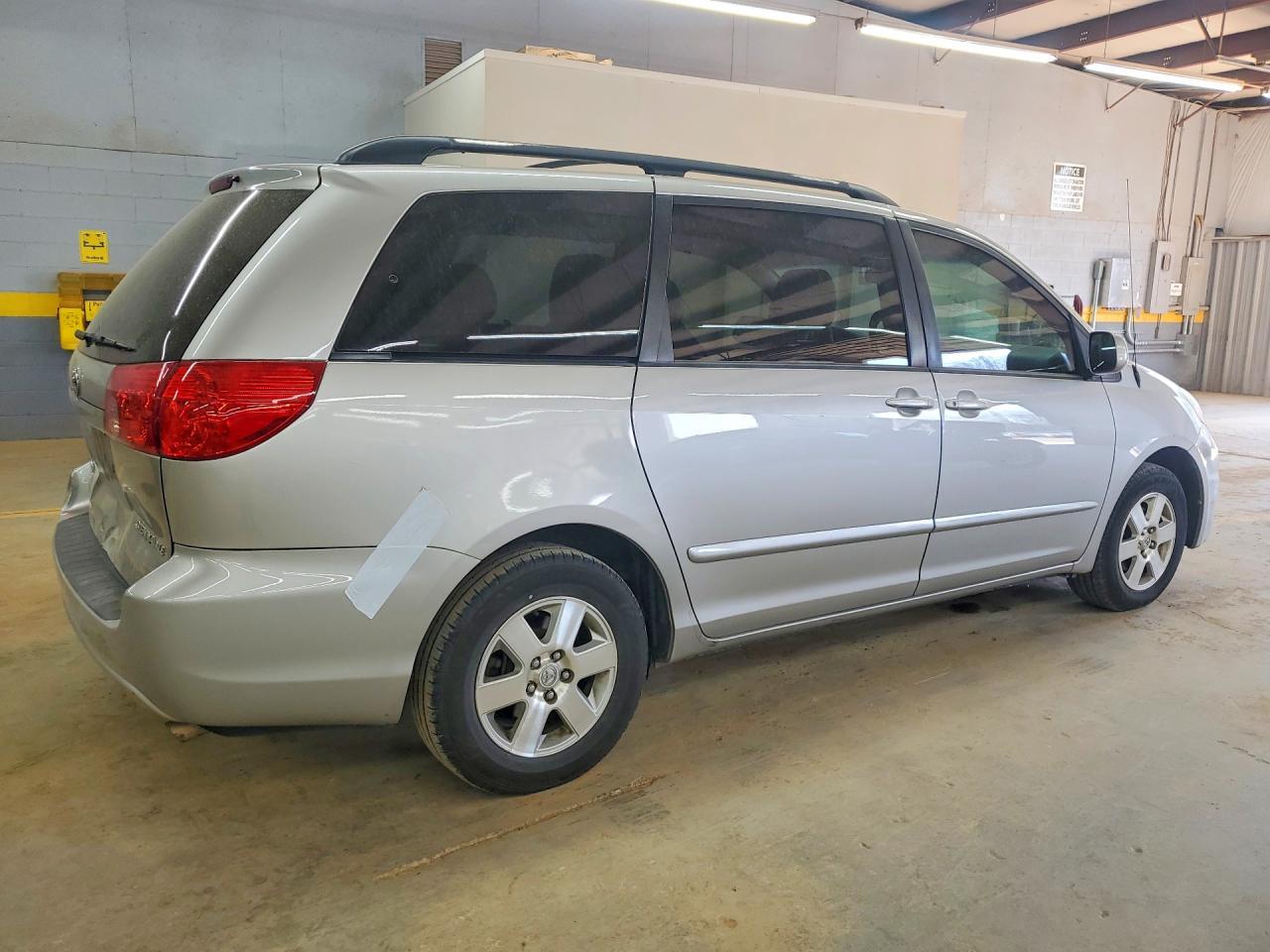 2010 TOYOTA SIENNA