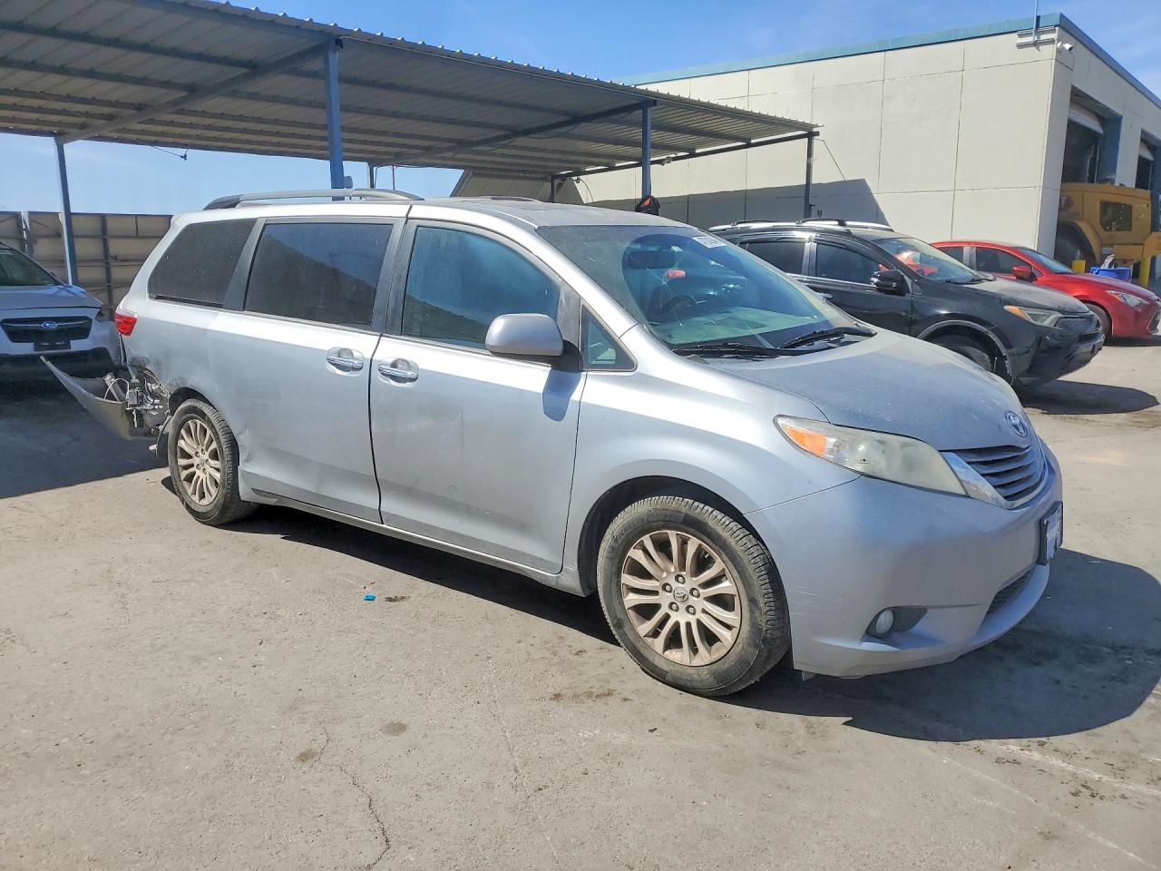 2016 TOYOTA SIENNA