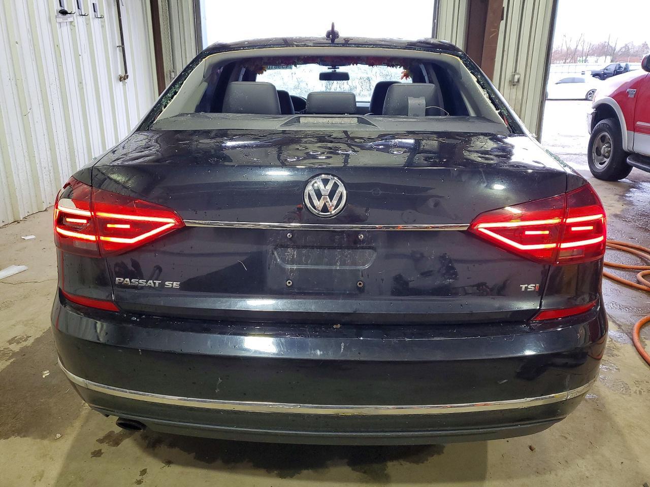 2017 VOLKSWAGEN Passat