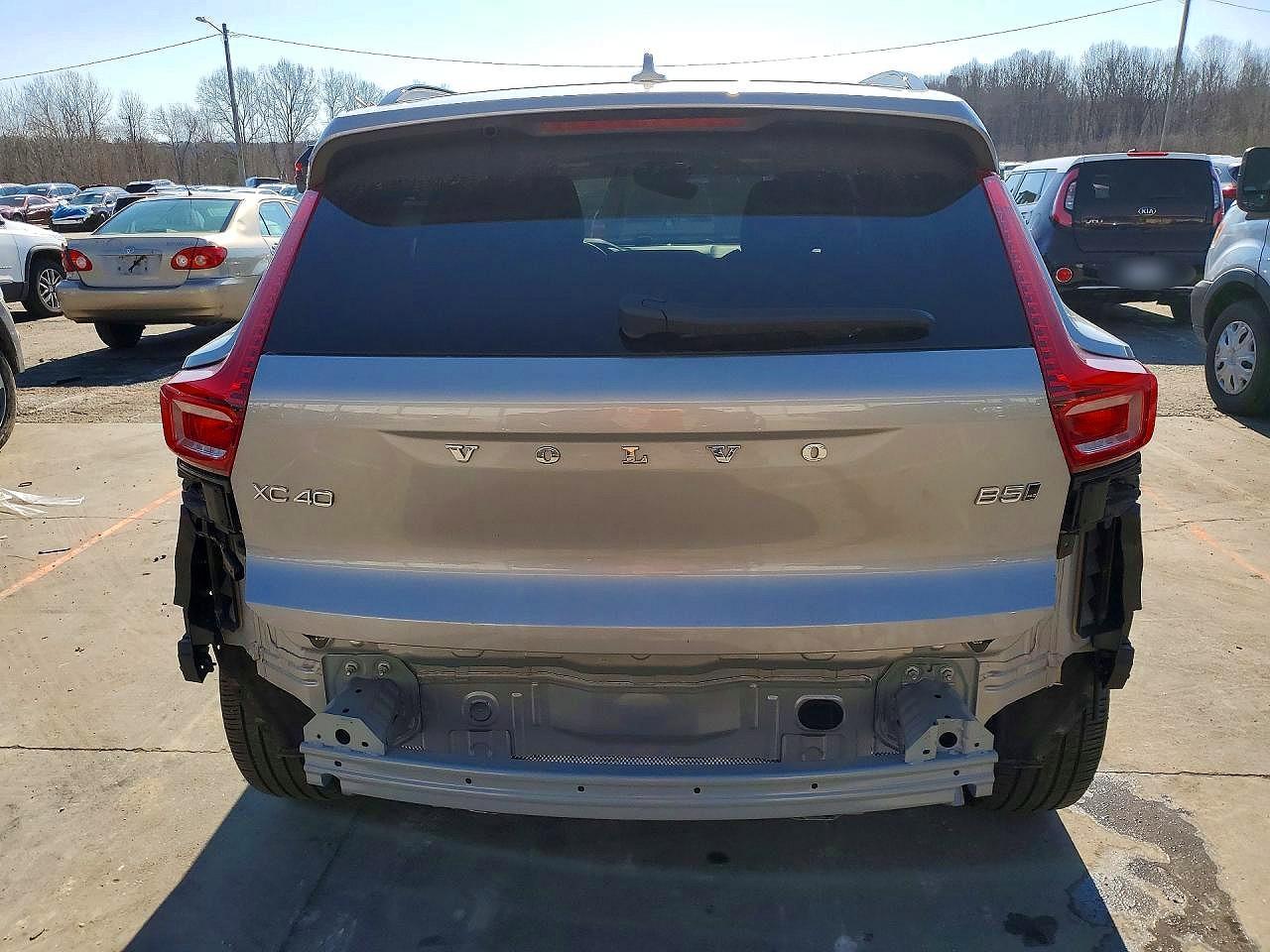 2025 VOLVO XC40