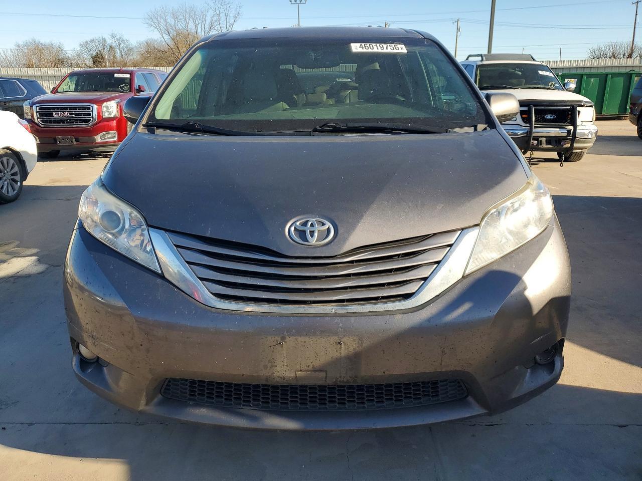 2017 TOYOTA SIENNA