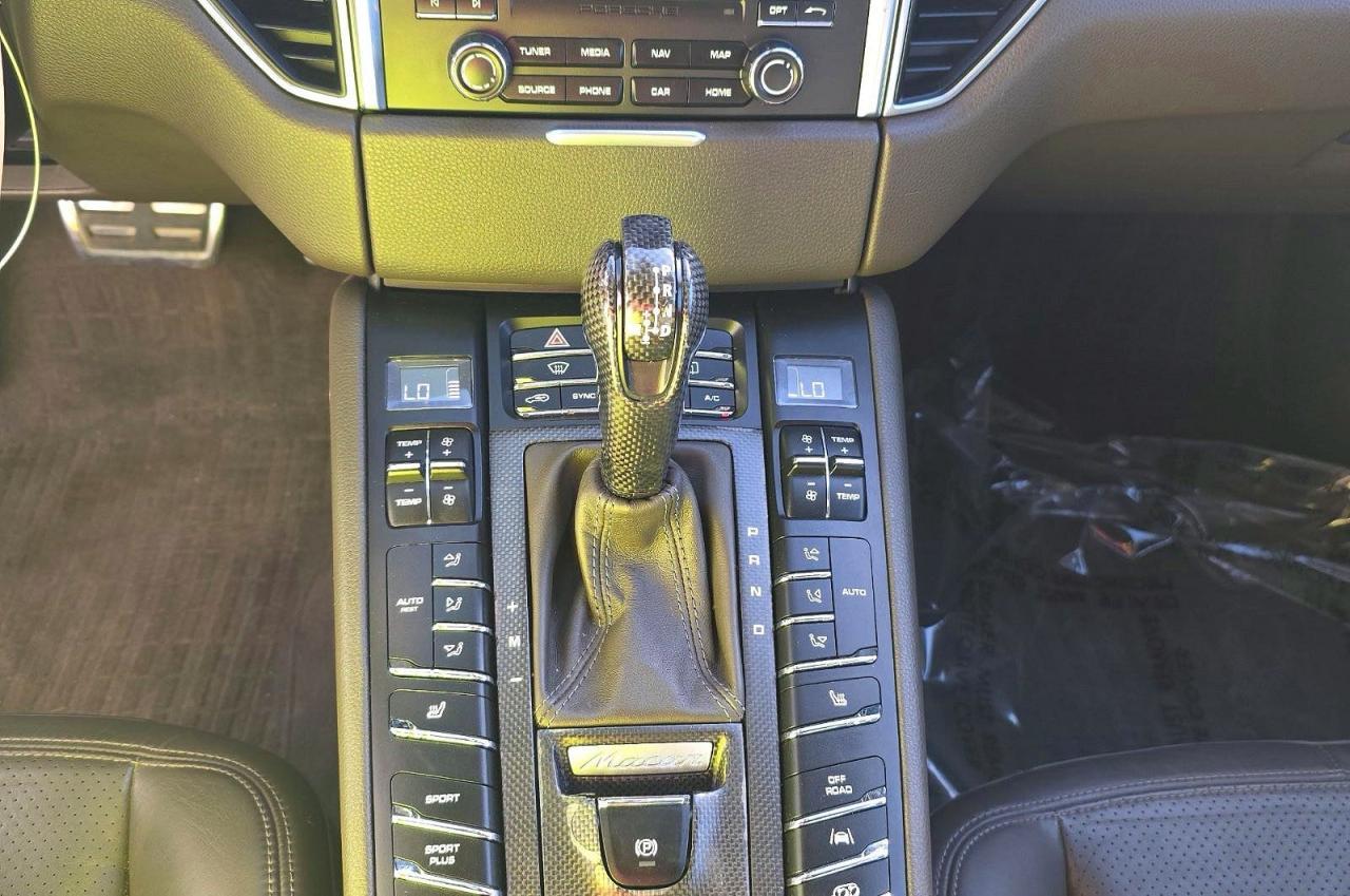 2017 PORSCHE Macan