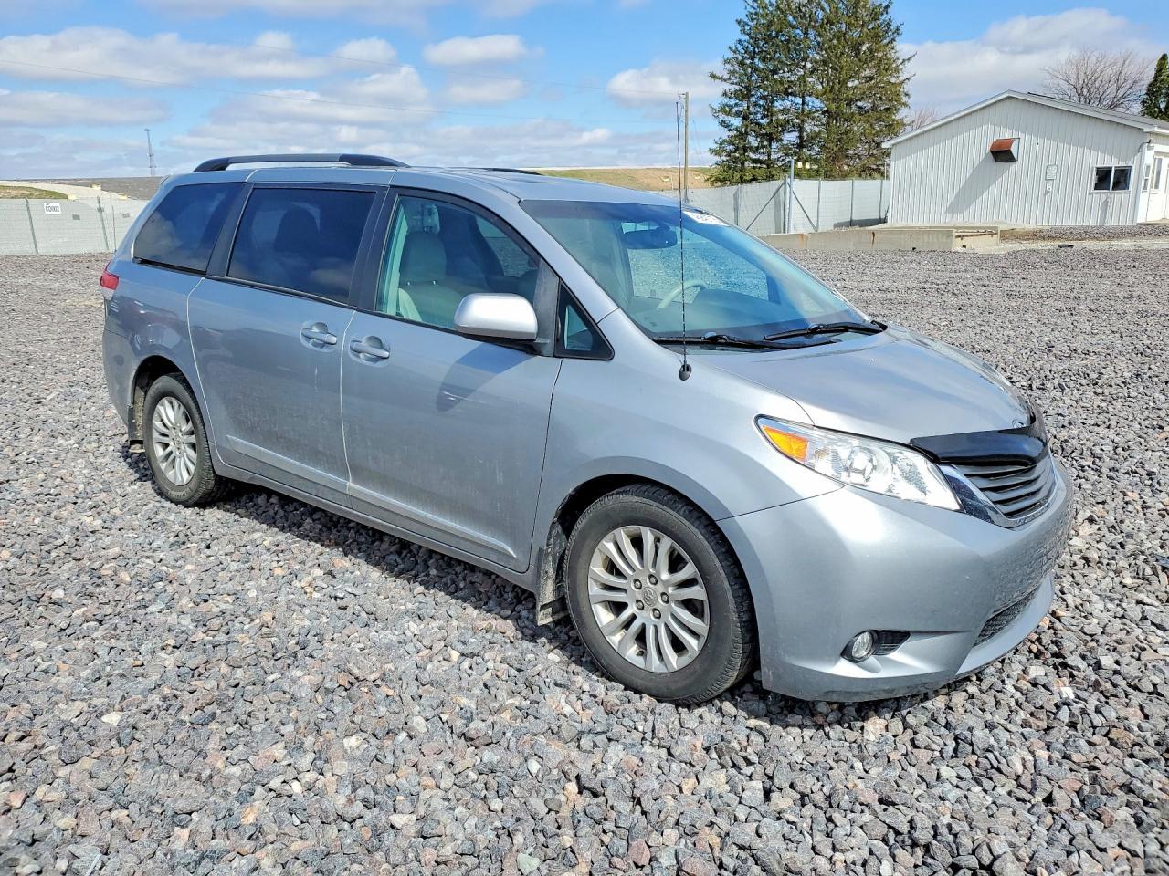 2012 TOYOTA SIENNA