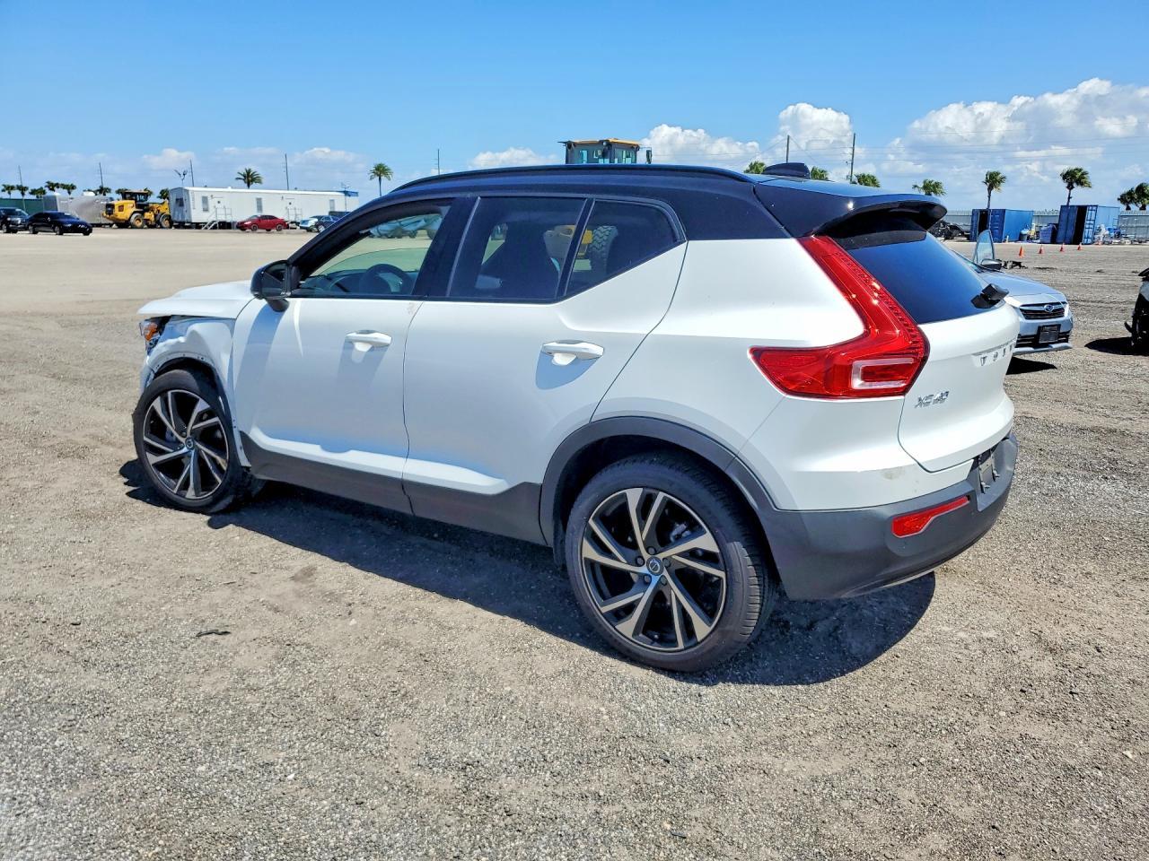 2022 VOLVO XC40