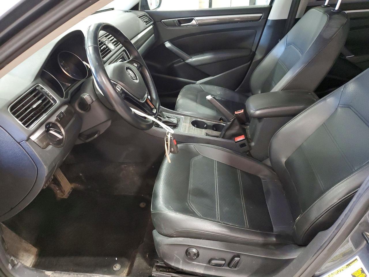 2017 VOLKSWAGEN Passat