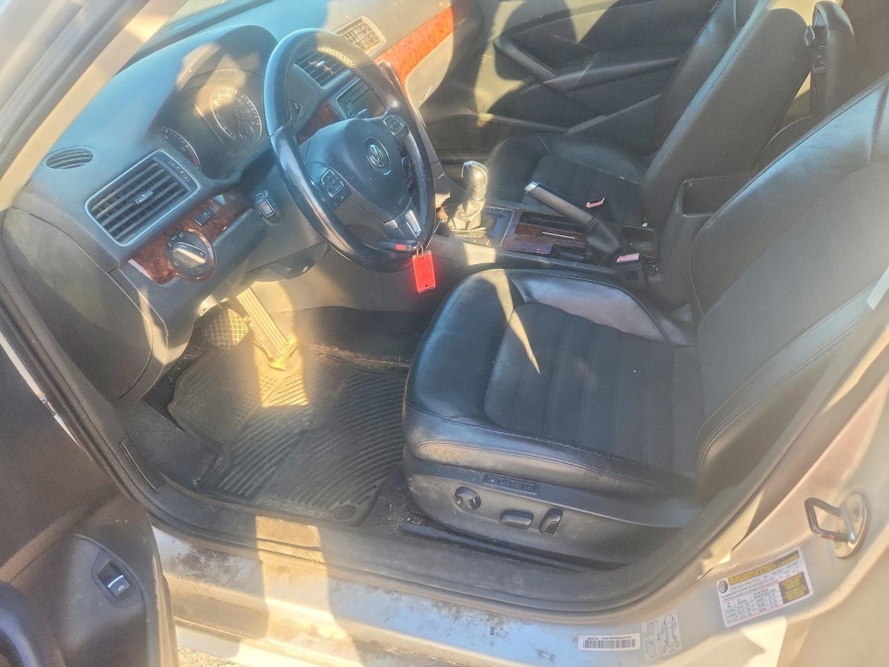 2012 VOLKSWAGEN Passat