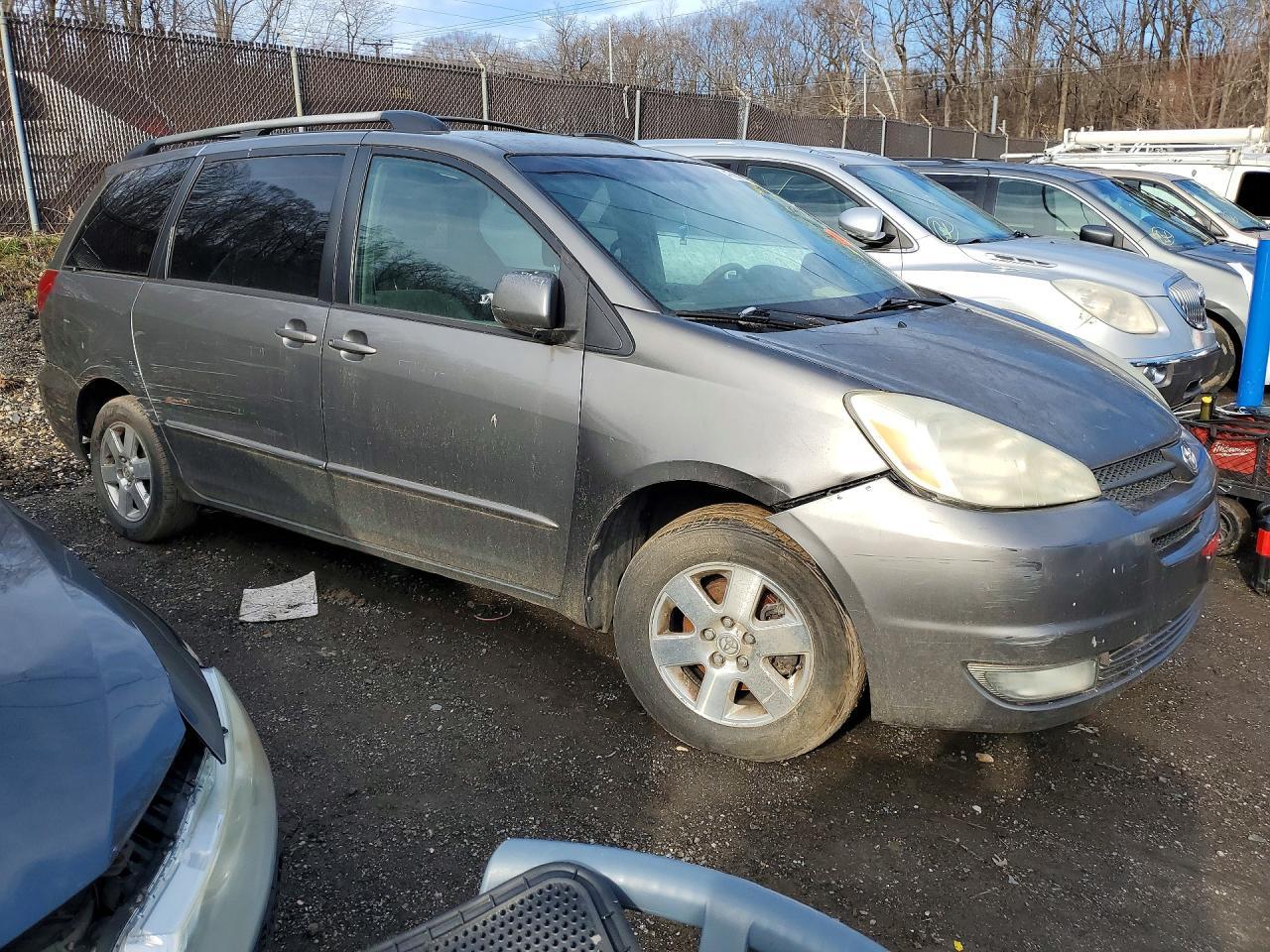 2004 TOYOTA SIENNA
