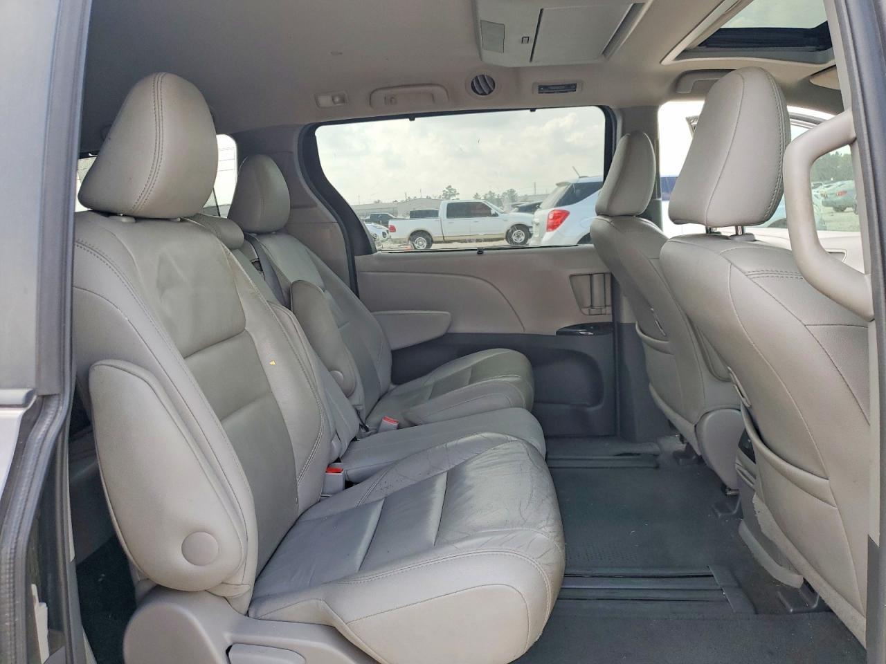 2016 TOYOTA SIENNA